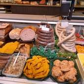 Saucisses et plats à la vitrine