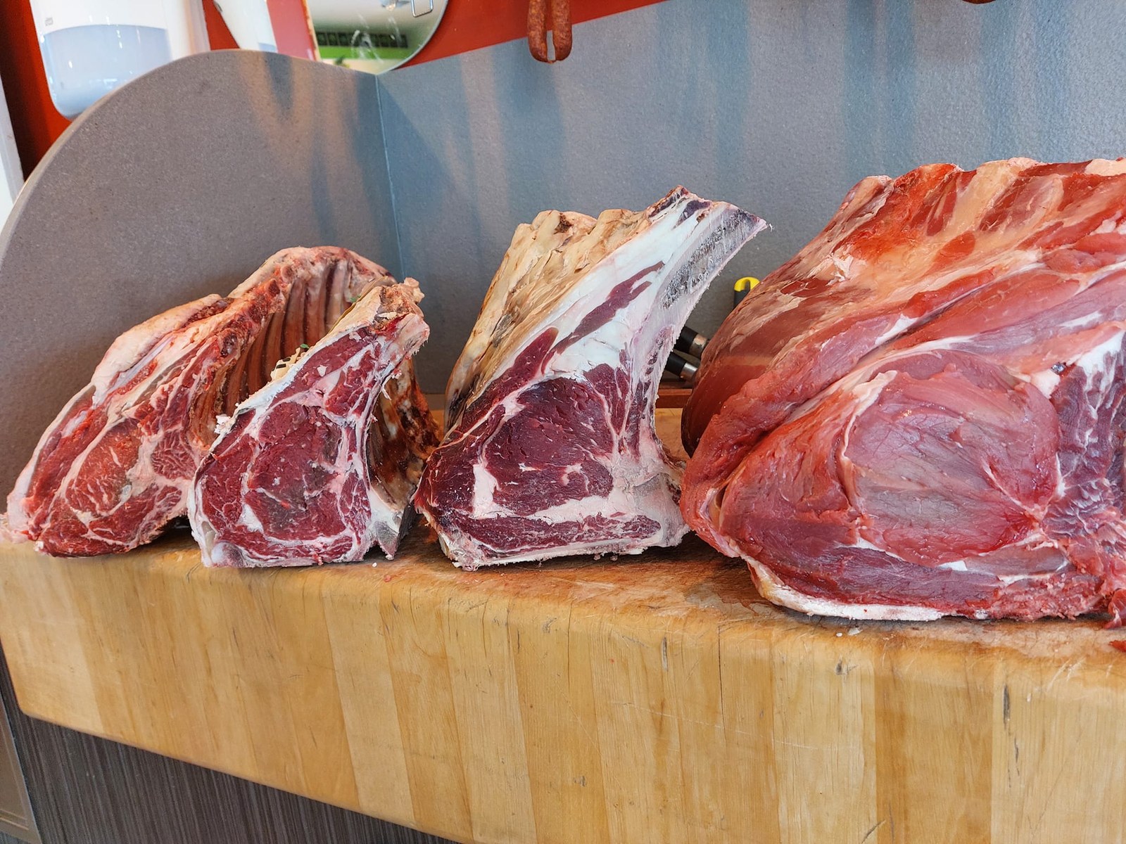 Côtes de bœuf maturées posées sur le billot