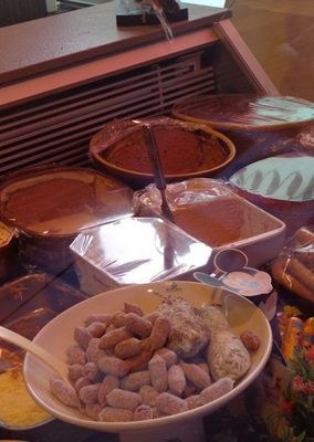 Boudins en sauce dans un plat de la vitrine