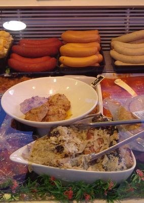 Saucisses et plats de viandes en vitrine