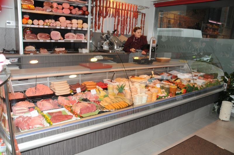 La vitrine de la boucherie, garnie de viandes et de préparations